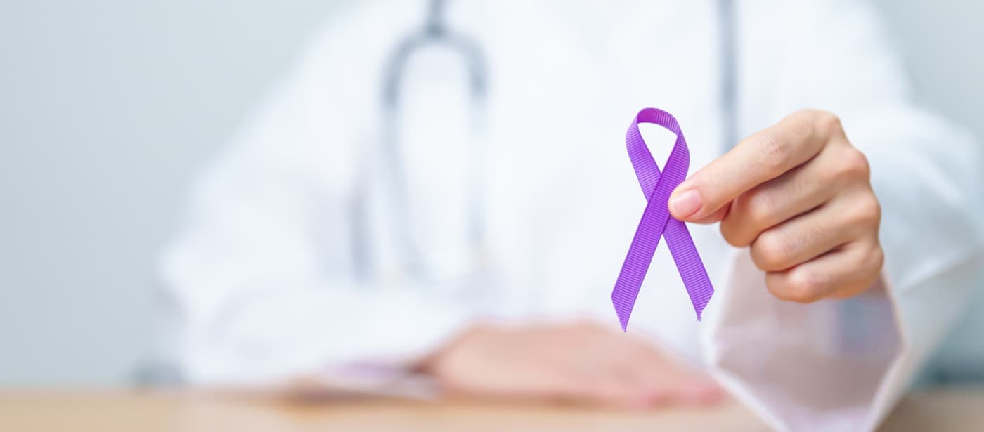 Des mains unies tenant des rubans de sensibilisation au cancer